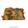 Doos met kunstbladeren eik en esdoorn in herfstkleuren