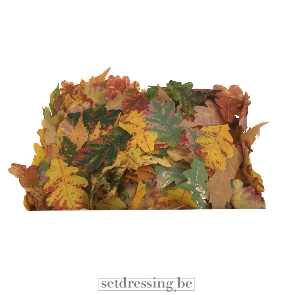 Doos met kunstbladeren eik en esdoorn in herfstkleuren