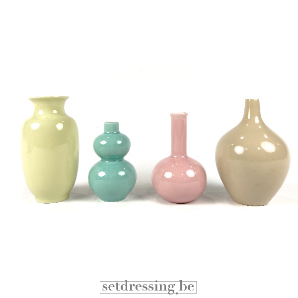 Set kleine kleurrijke vazen 