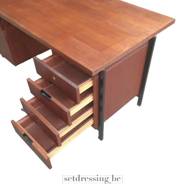 Vintage houten bureau 157cm bruin